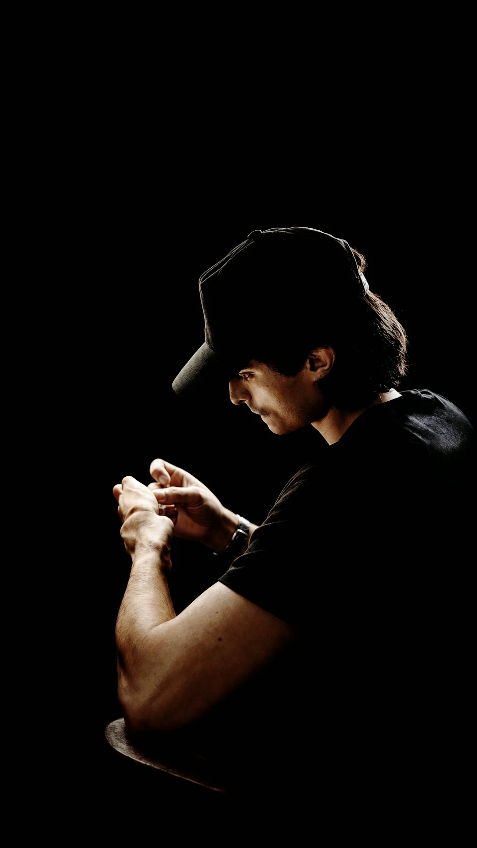 Metin Akdemir, known as Metinfine, working by hand in a dark studio